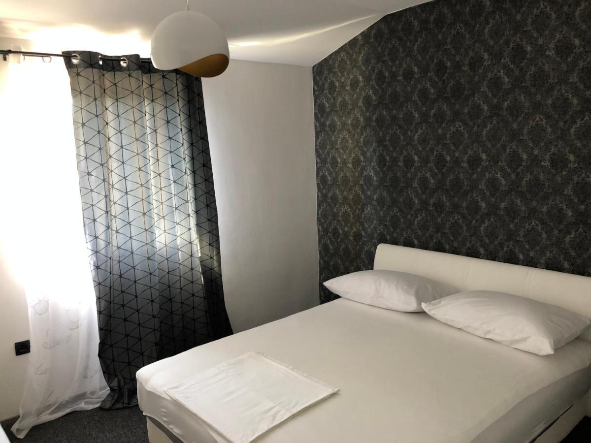 Apartmani Bm Biograd Na Moru Esterno foto