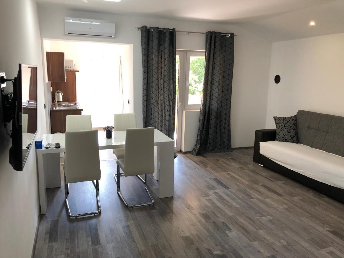 Apartmani Bm Biograd Na Moru Esterno foto