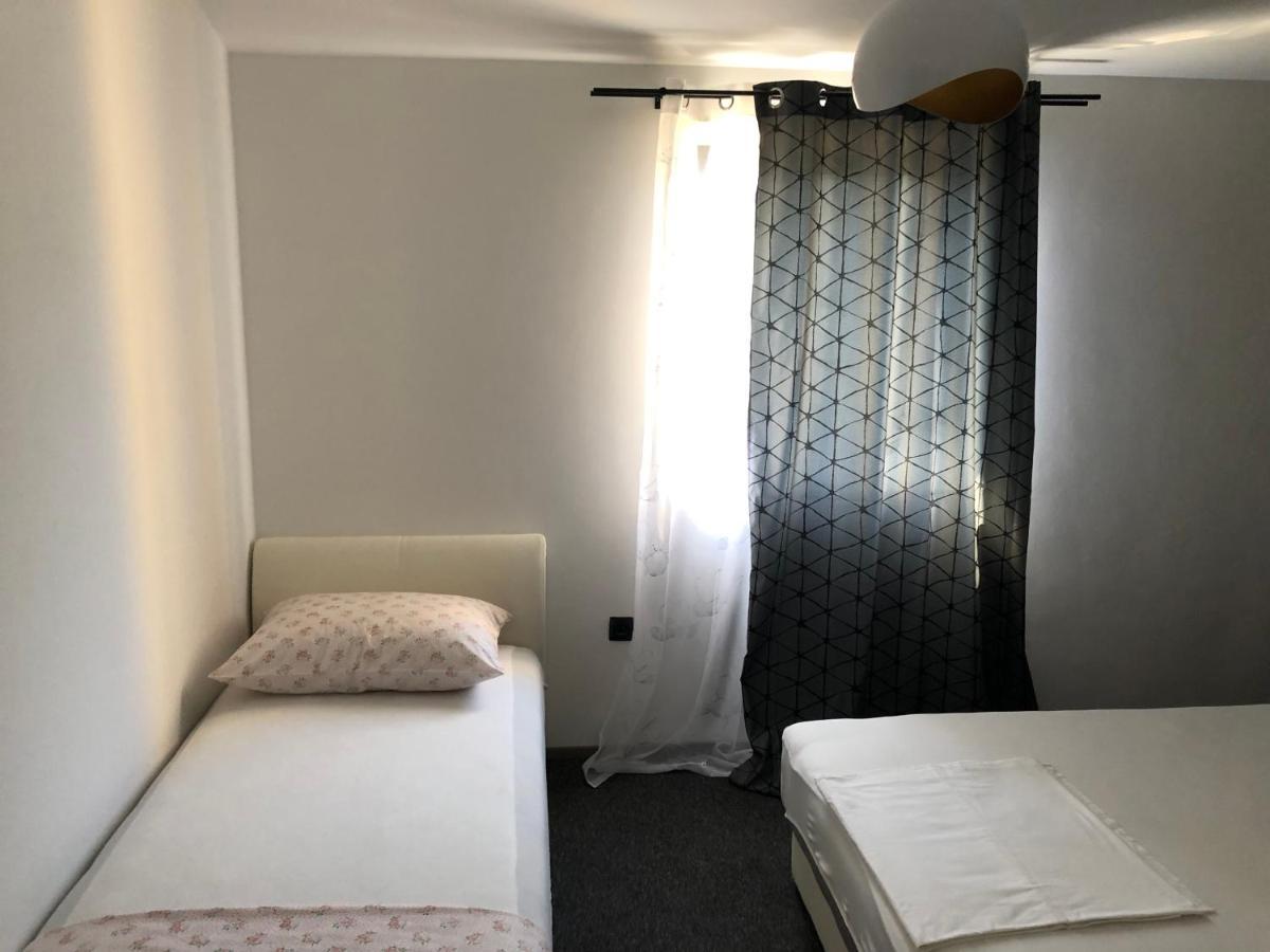Apartmani Bm Biograd Na Moru Esterno foto