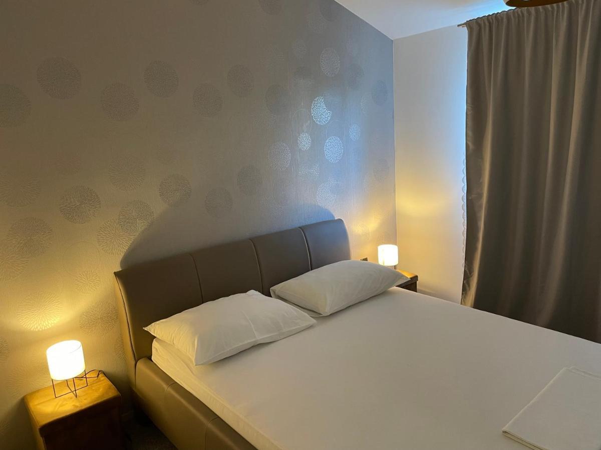 Apartmani Bm Biograd Na Moru Esterno foto