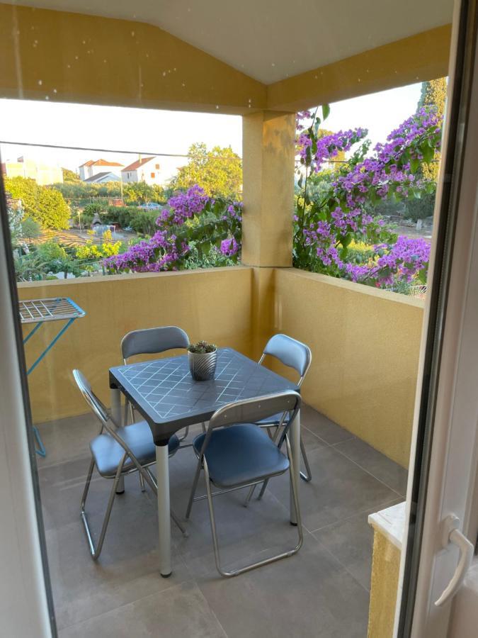 Apartmani Bm Biograd Na Moru Esterno foto