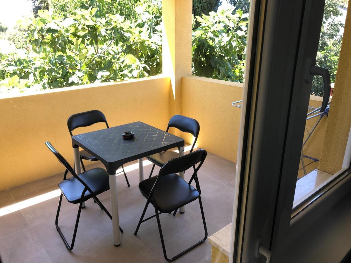 Apartmani Bm Biograd Na Moru Esterno foto