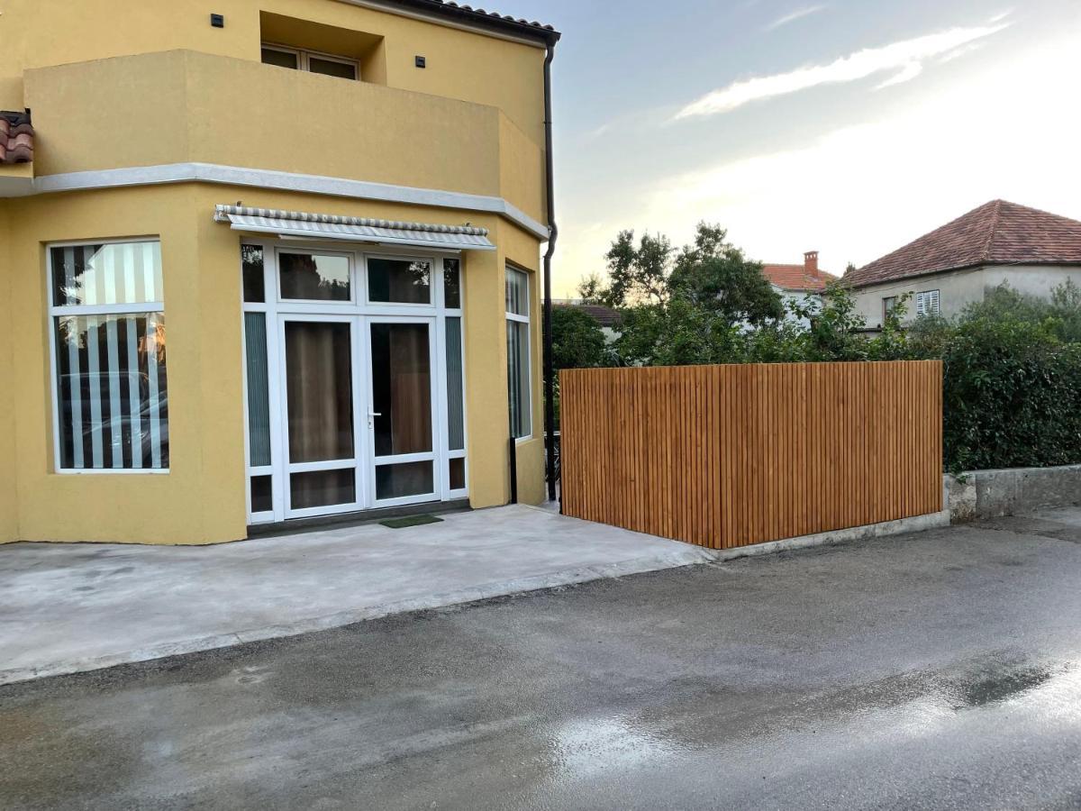 Apartmani Bm Biograd Na Moru Esterno foto